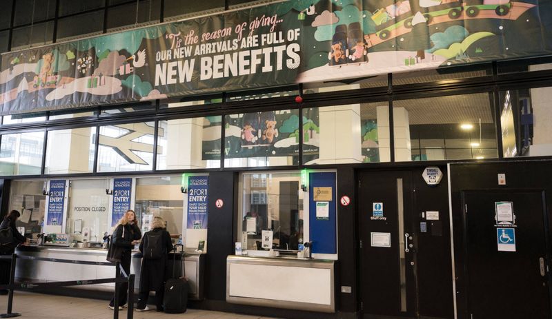 英国铁路创意二维码案例：节日魔法·LNR全新车队发布活动！